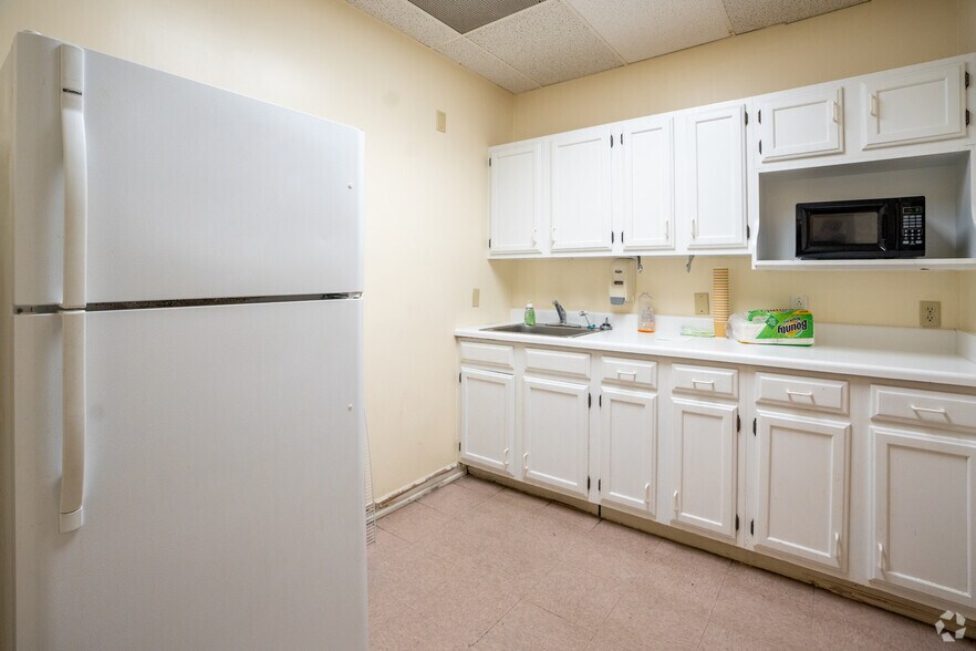 More Photos Of 200 Beacon Pky W, Birmingham Office For Sale