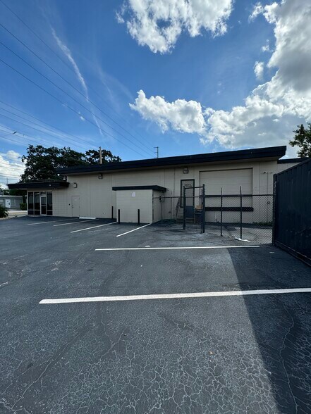 More Photos Of 1700 S Division Ave, Orlando Industrial For Lease