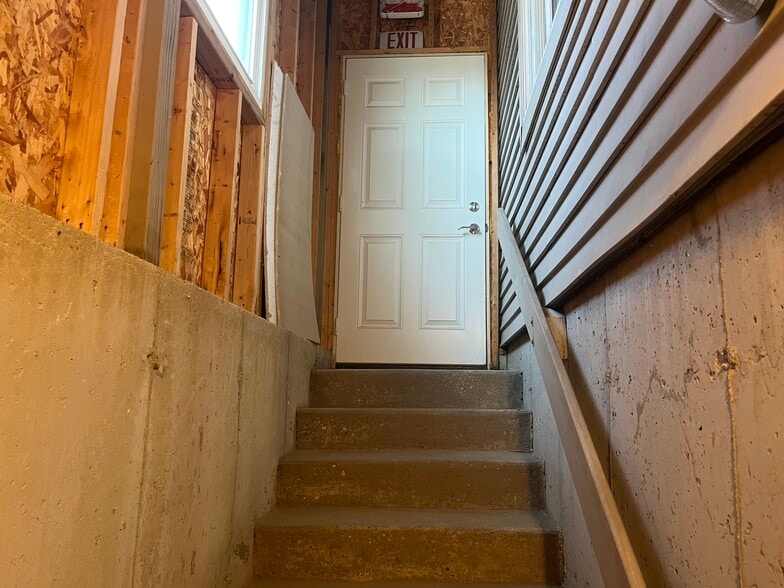 More Photos Of 4203 Beltline Hwy, Madison Showroom For Lease