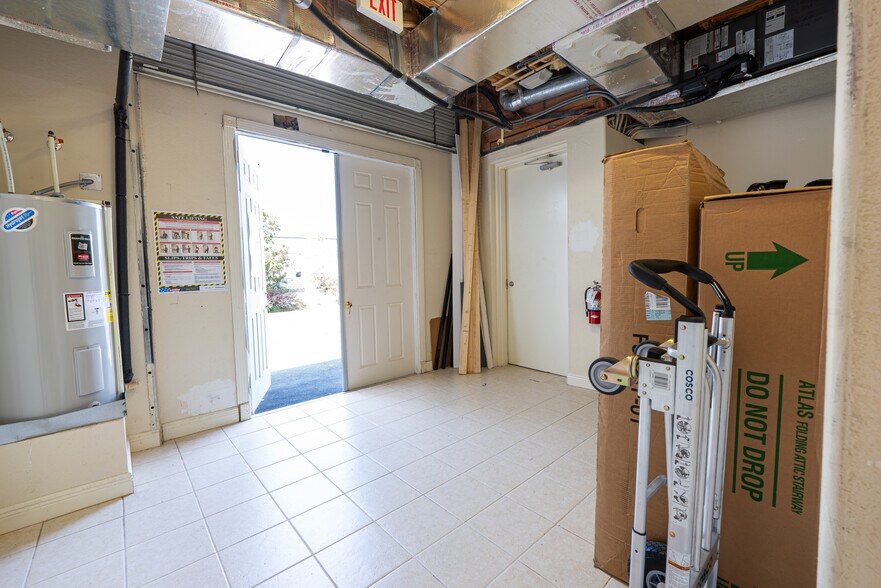 More Photos Of 5405 Taylor Rd, Naples Showroom For Sale
