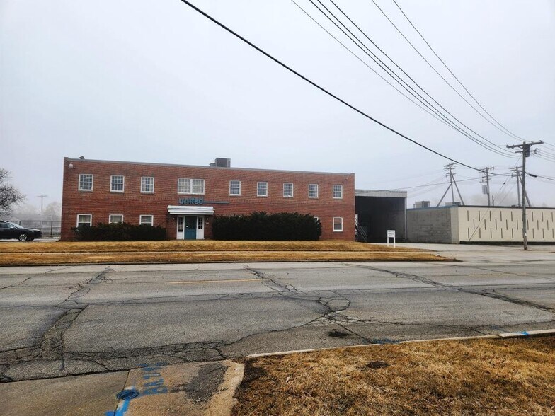 More Photos Of 9947 W Carmen Ave, Milwaukee Flex For Sale