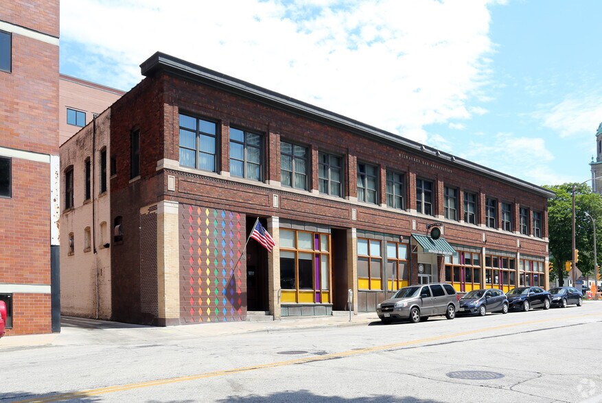 More Photos Of 418-424 E Wells St, Milwaukee Storefront For Lease