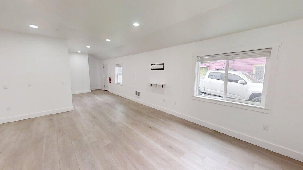More Photos Of 11518 NE Sandy Blvd, Portland Apartments For Lease
