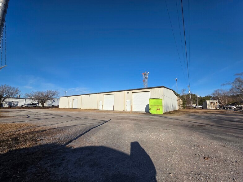 More Photos Of 6604 Windmill Way, Wilmington Industrial For Sale
