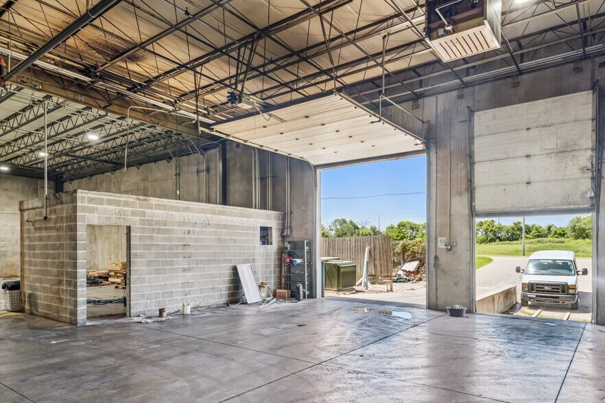 More Photos Of 701 Technology Pl, Waverly Manufacturing For Lease