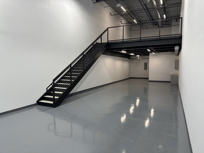 More Photos Of 2601 State Highway 121, Lewisville Flex For Lease