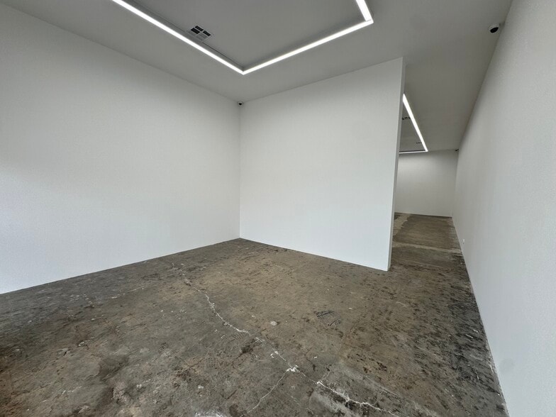 More Photos Of 601-609 N La Brea Ave, Los Angeles Storefront For Sale