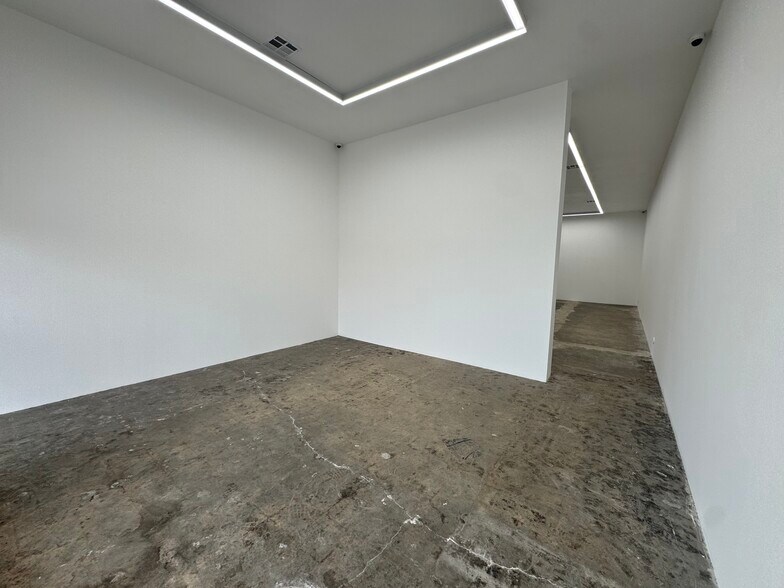 More Photos Of 601-609 N La Brea Ave, Los Angeles Storefront For Lease