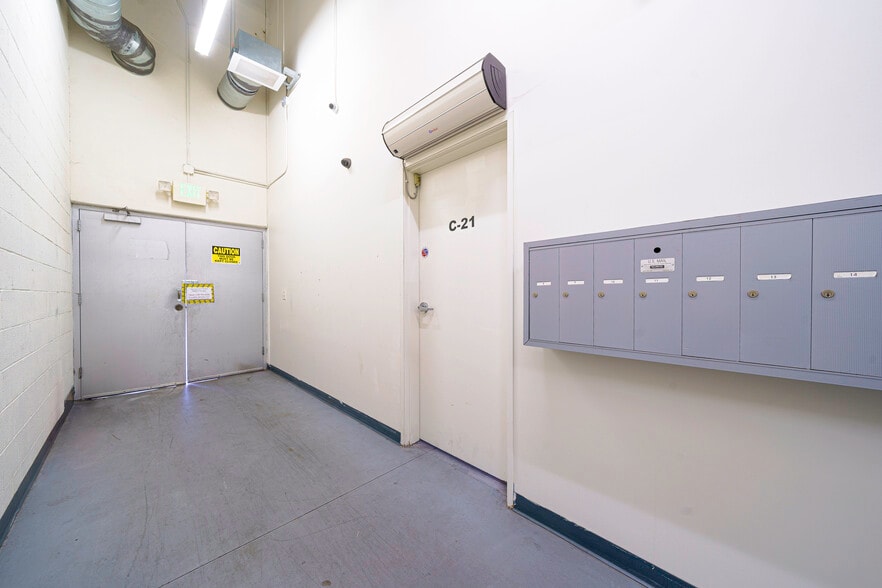 More Photos Of 921 Crocker St, Los Angeles Storefront Retail Office For Sale