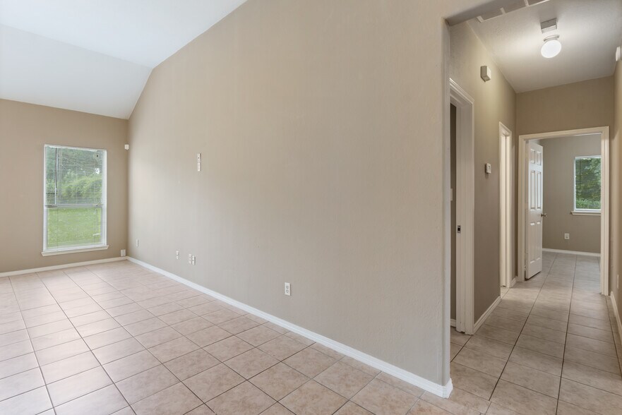 More Photos Of 9104 N Green River Dr, Houston Specialty For Sale