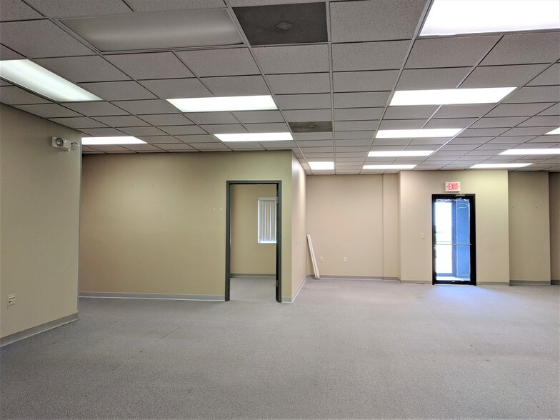 More Photos Of 901 W Main St, El Paso Office For Sale