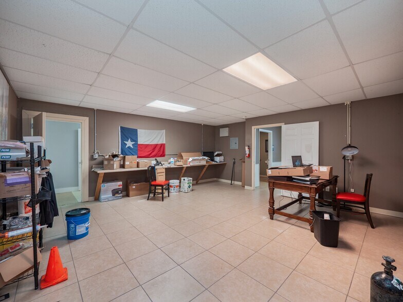 More Photos Of 318 W Byrd Blvd, Universal City Office For Sale