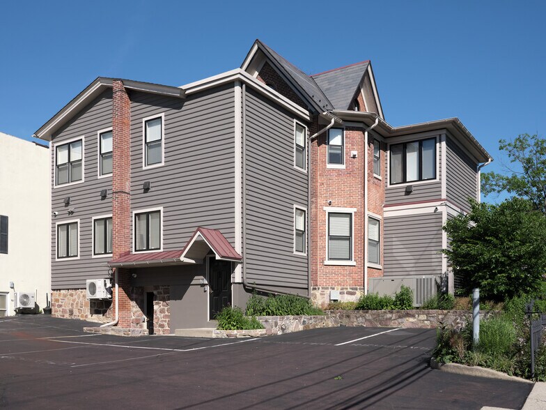 More Photos Of 67 W Court St, Doylestown Office For Lease