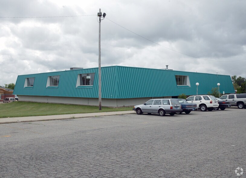 Primary Photo Of 1040 4 Mile Rd, Grand Rapids Health Club For Lease