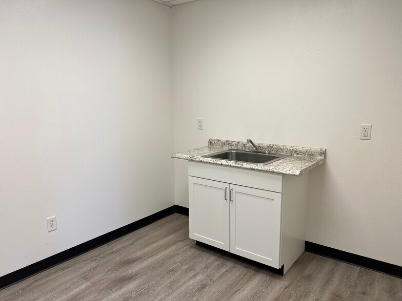 More Photos Of 3318 Dwayne Rd, Rosharon Warehouse For Lease