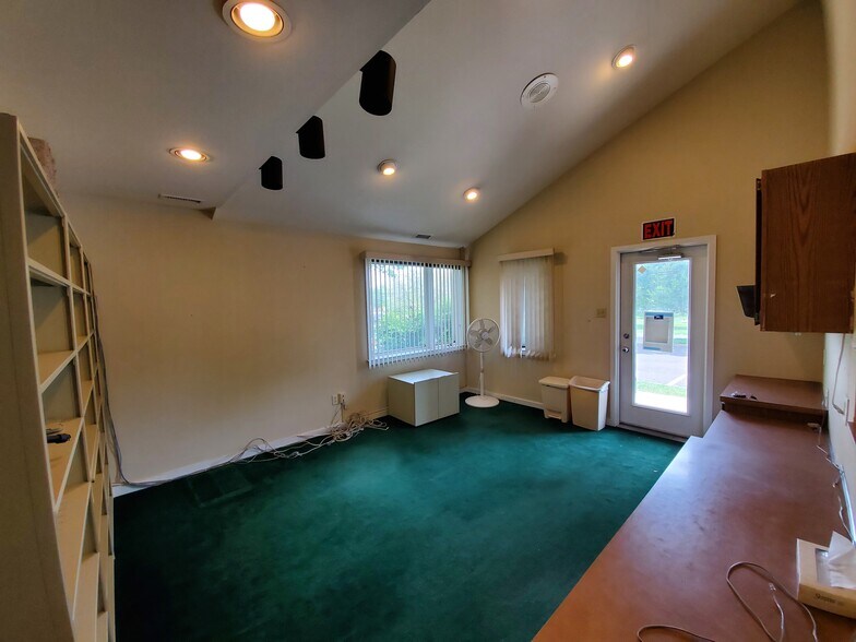 More Photos Of 920 Lawn Ave, Sellersville Medical For Sale