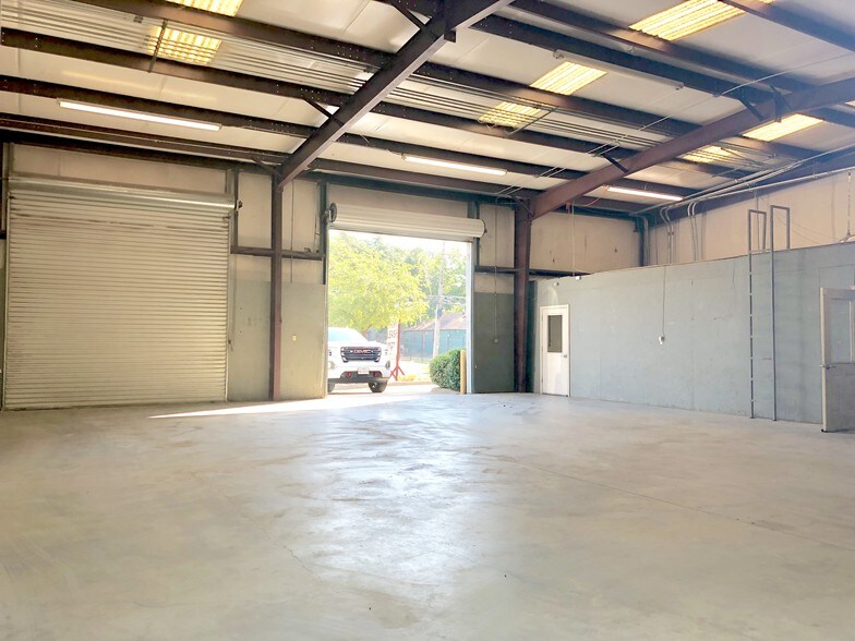 More Photos Of 6901 Maple Ave, Dallas Warehouse For Lease