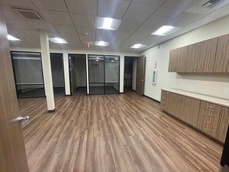 More Photos Of 500 S Chinowth Rd, Visalia Office For Lease