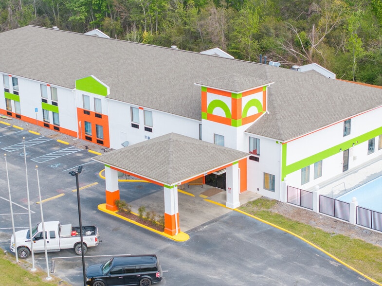 Primary Photo Of 53 Heritage St, Baxley Hotel For Sale