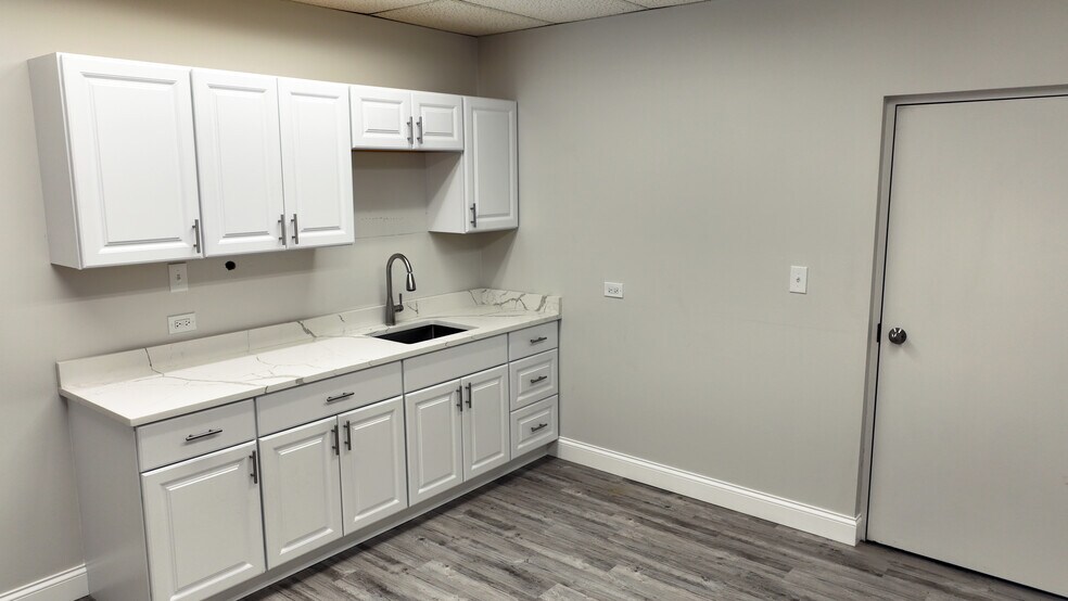 More Photos Of 1550 Arthur Ave, Elk Grove Village Warehouse For Lease