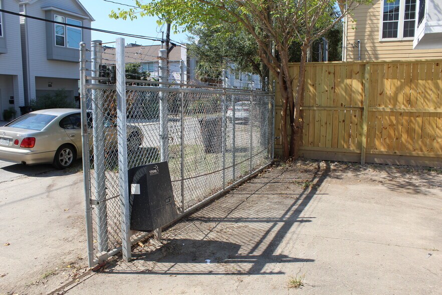 More Photos Of 5818 Kansas St, Houston Warehouse For Sale