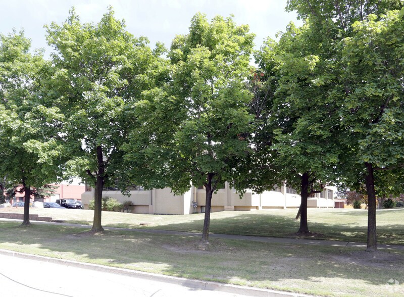 More Photos Of 220 Advance Blvd, Brampton Office For Sale