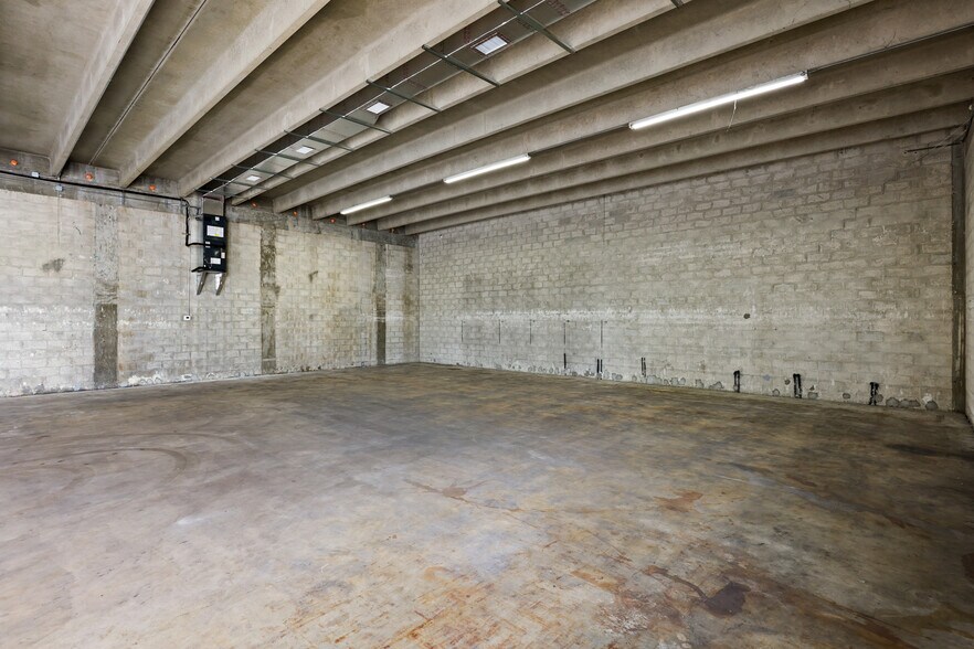 More Photos Of 2605 Kelly Ln, Lake Worth Light Distribution For Lease