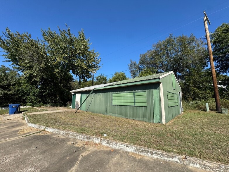 More Photos Of 520 W Broadway, Seminole Flex For Sale