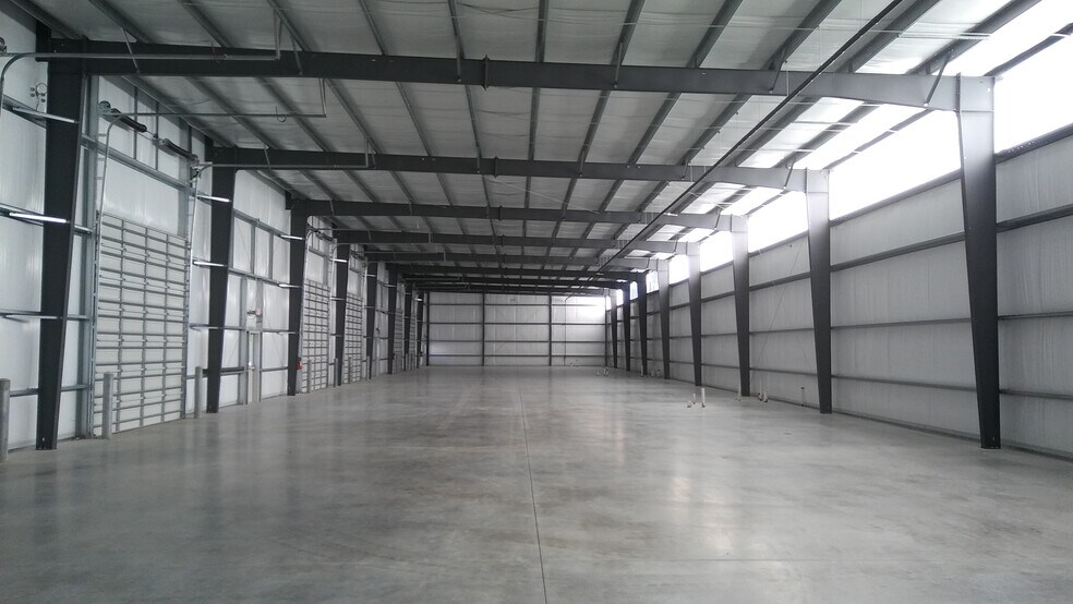 More Photos Of 16311-16315 Dundee Rd, Cypress Warehouse For Lease