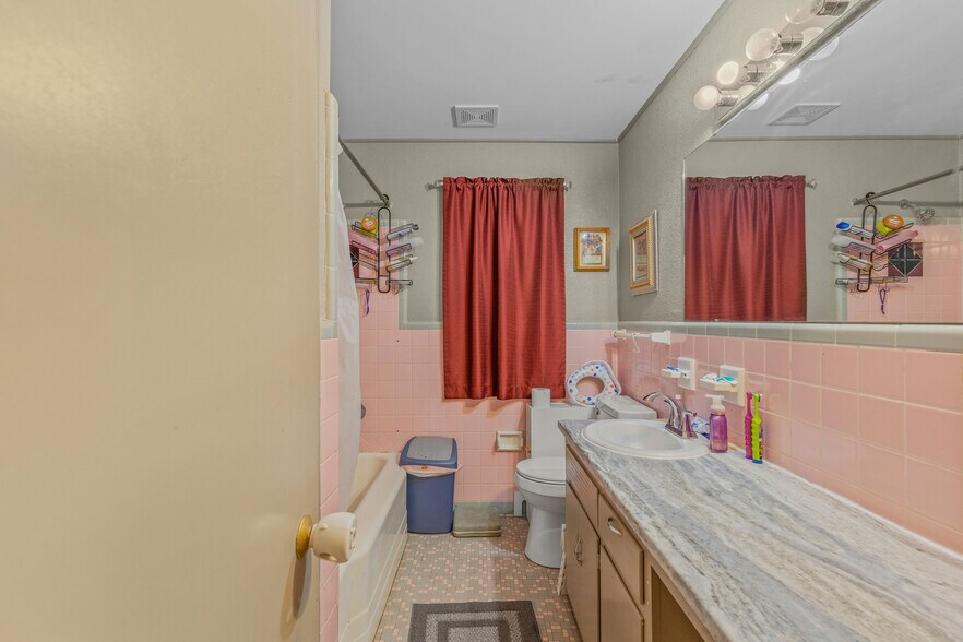 More Photos Of 2331 Congressman W L Dickinson dr, Montgomery Self Storage For Sale