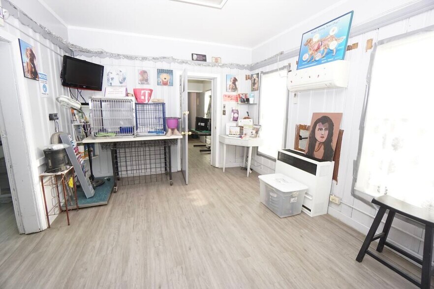 More Photos Of 25580 Lakeland Blvd, Euclid Veterinarian Kennel For Sale