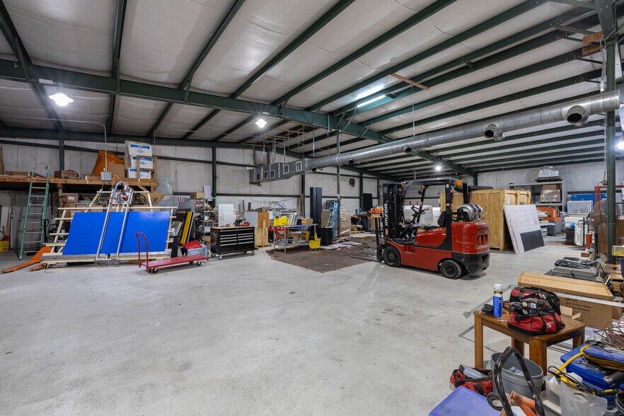 More Photos Of 1060 1st Ave NE, Gravette Industrial For Lease