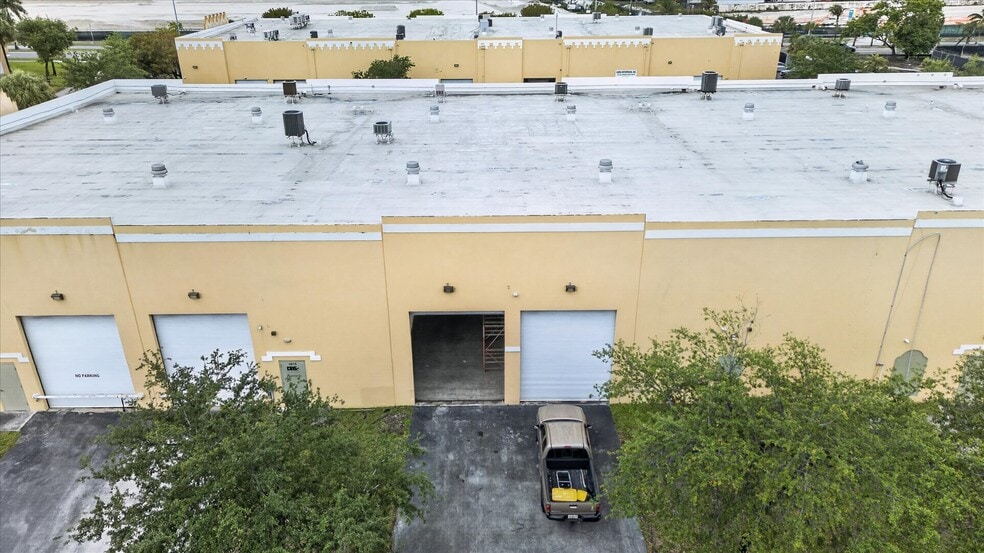 More Photos Of 3815 NW 125th St, Opa Locka Showroom For Lease