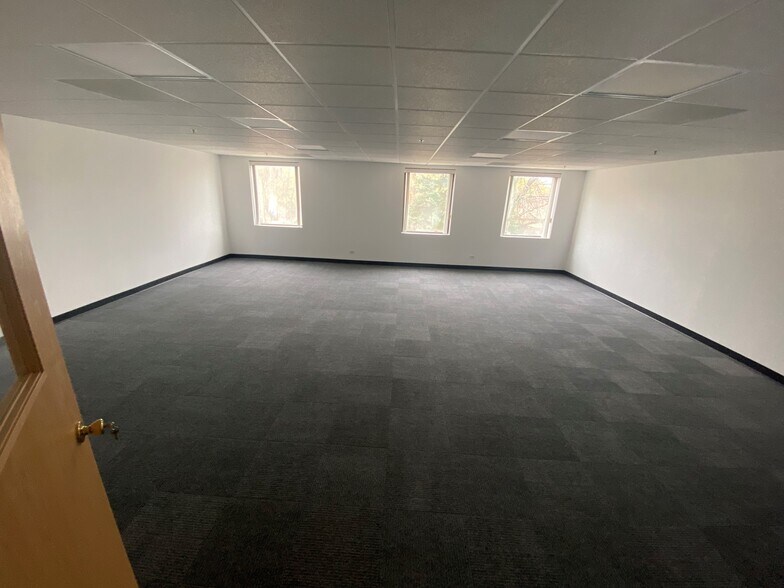 More Photos Of 3850 Clearview Ct, Gurnee Warehouse For Lease