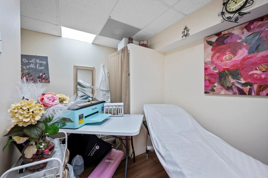 More Photos Of 338 N Charles St, Baltimore Storefront Retail Residential For Sale