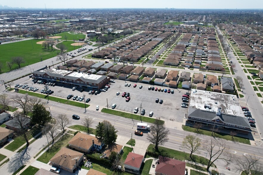 More Photos Of 7757 Lawrence, Norridge Department Store For Lease