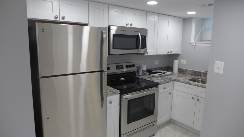 More Photos Of 600 Higgins Rd, Park Ridge Apartments For Lease