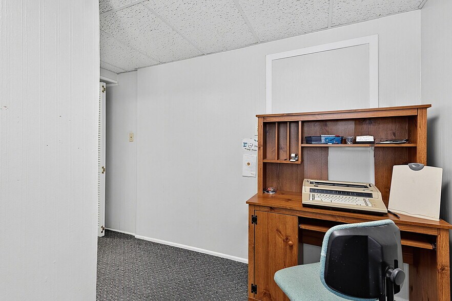 More Photos Of 7102 E Pendleton Pike, Indianapolis Office For Sale