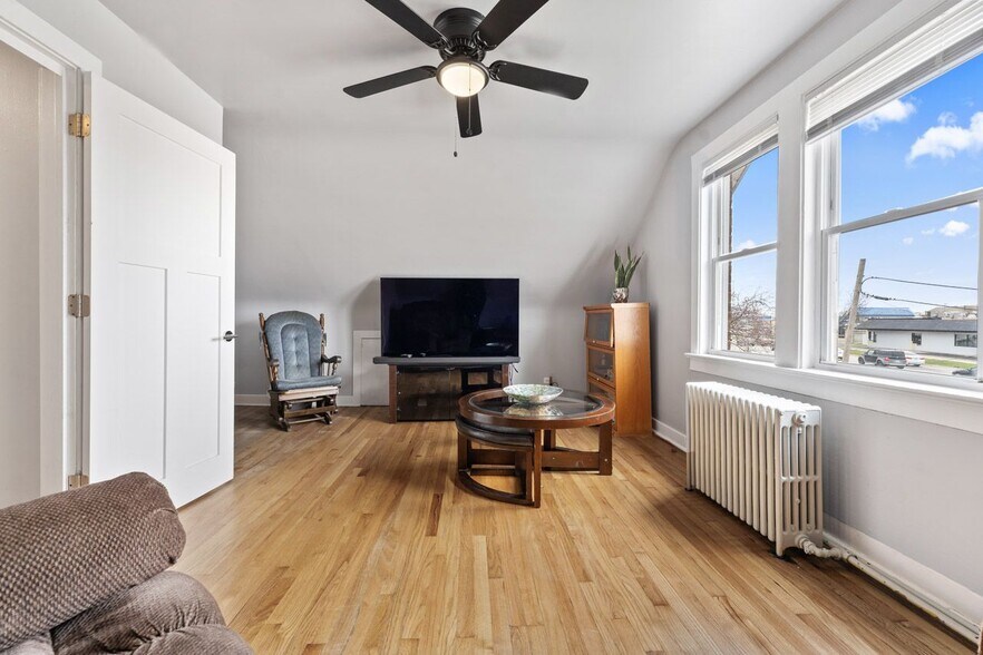 More Photos Of 310 W Irving Park Rd, Wood Dale General Retail For Sale