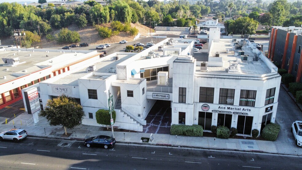 More Photos Of 19626 Ventura Blvd, Tarzana Office For Lease