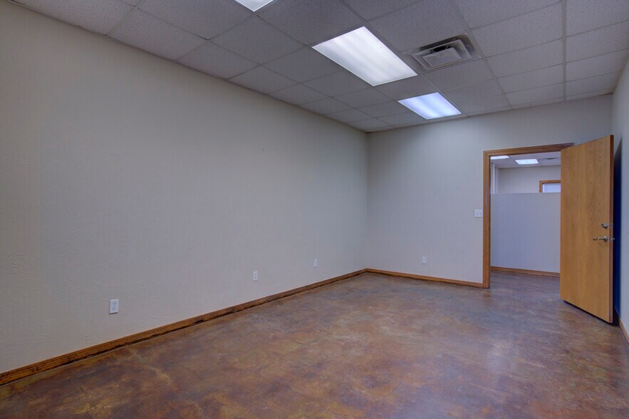 More Photos Of 2830 NW 32nd St, Newcastle Office For Sale