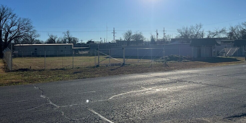 More Photos Of 100 E 1st St, Grove Self Storage For Sale