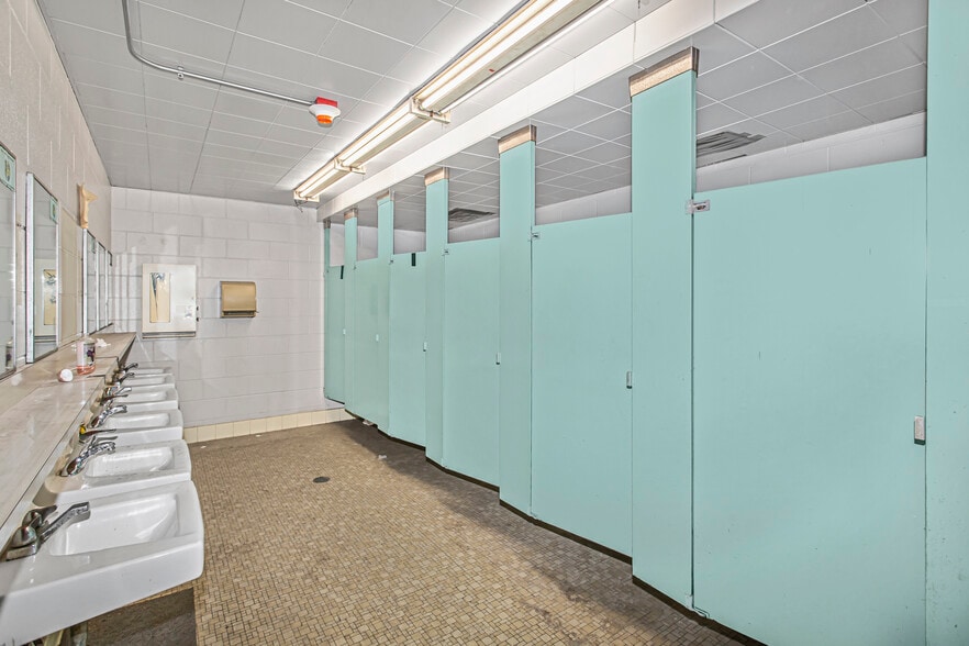 More Photos Of 3333 W Lake St, Chicago Manufacturing For Lease