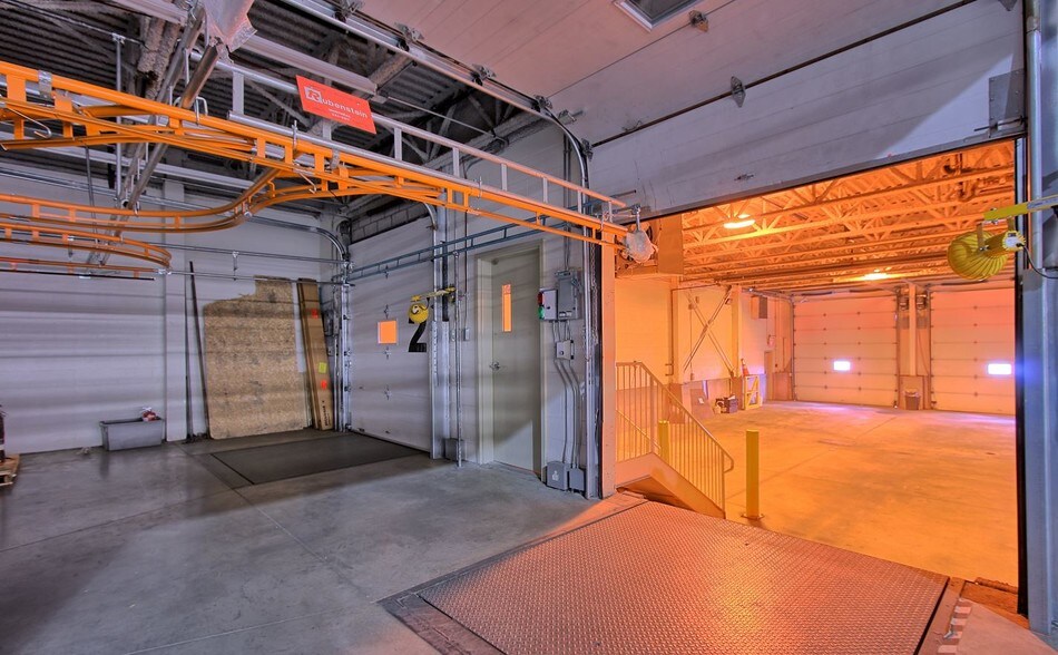 More Photos Of 9393 Boul Métropolitain E, Montréal Warehouse For Lease