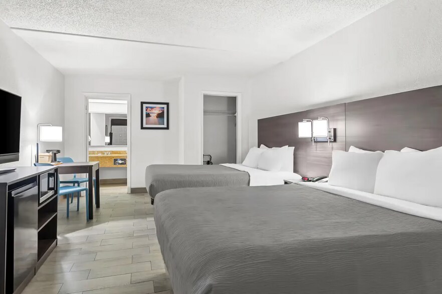 More Photos Of 1400 34th St N, Saint Petersburg Hotel For Sale