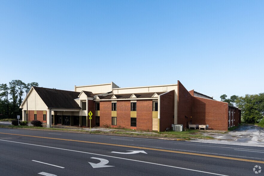 More Photos Of 300 S 3rd, Quincy Hotel For Sale