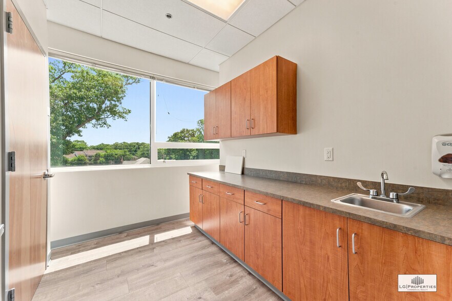 More Photos Of 456 Chestnut St, Lakewood Office For Lease