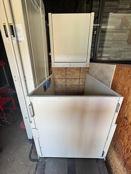 More Photos Of 112 E Cherokee Ave, Enid Manufacturing For Lease