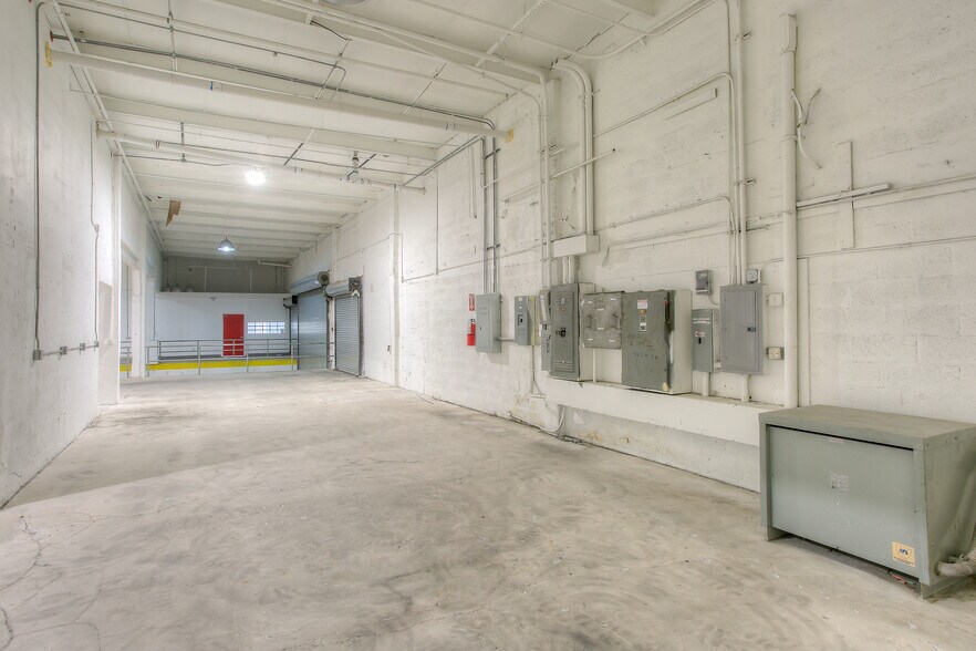 More Photos Of 3500 NW 71st St, Miami Warehouse For Lease