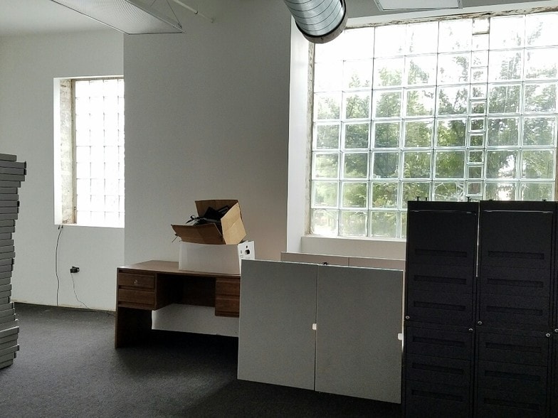 More Photos Of 3130-3136 W Chicago Ave, Chicago Showroom For Sale